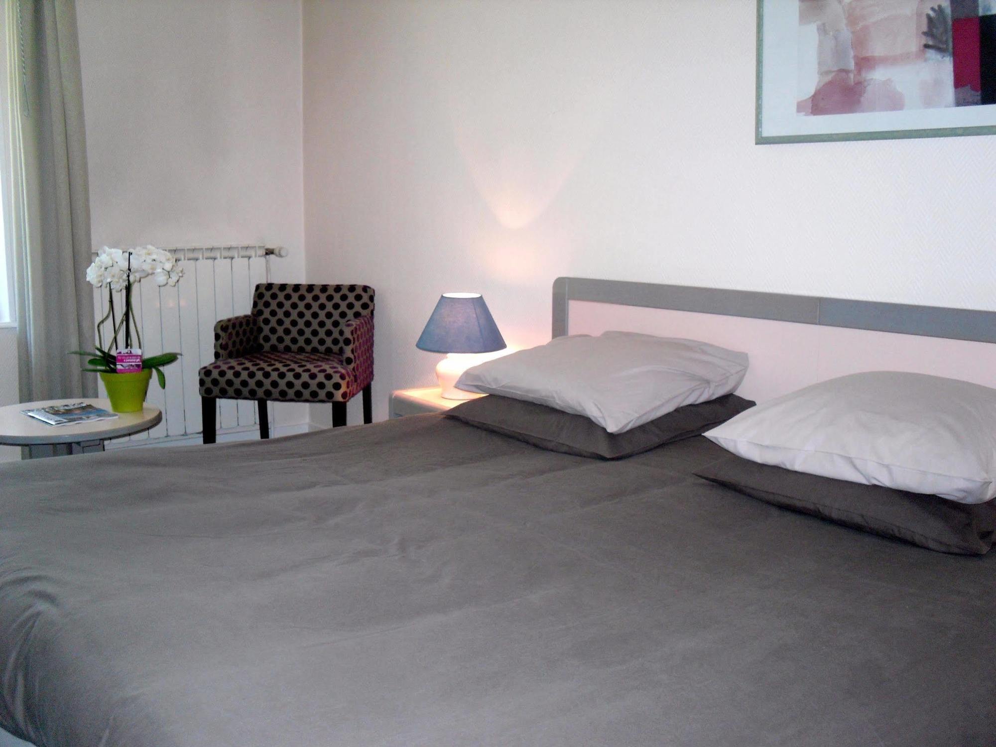 Logis Hotel Saint-Roch Pleumartin Екстер'єр фото